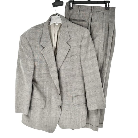 Jos A Banks Traveler's Collection Suit Men's Gray Jacket and Slacks EUC - Picture 1 of 10
